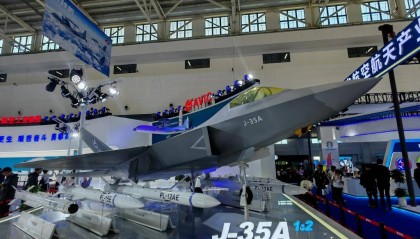 FC-31首飞试飞员:看到歼-35A入列非常高兴,期待未来在FC-31基础上展开更多研发