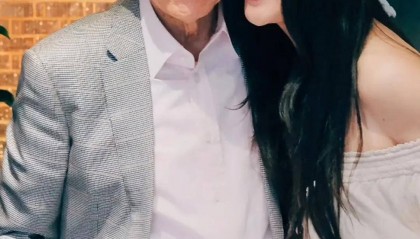 英皇集团杨受成83岁生日,温碧霞备蛋糕为其庆生,合照亲密如父女