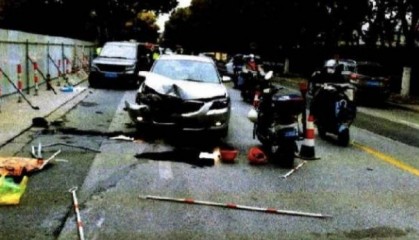上海一男子开车时找手机,撞飞道路维修人员,获刑两年十个月,缓刑三年