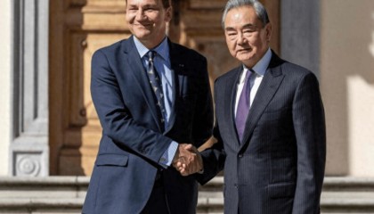 波兰外长向王毅解释,为何切断中欧贸易通道,顺带还告了俄罗斯一状