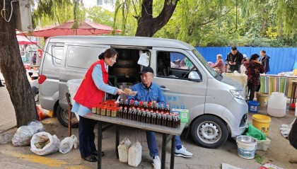 邹城农商银行“红马甲”金融服务队,走进早市宣讲金融知识