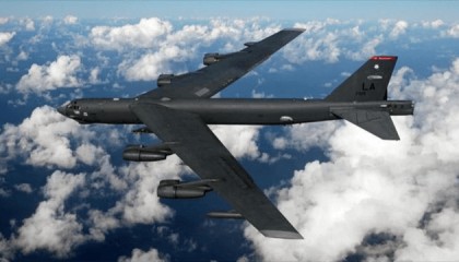 雷达全程无预警,B52突然闪现,以肉眼可见速度高速逼近客机