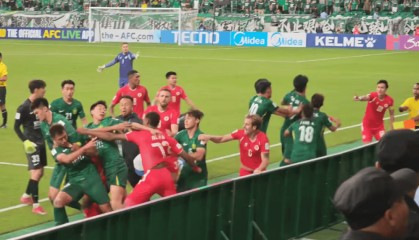 北京国安亚冠赛场爆发冲突,场面十分混乱