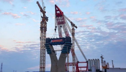 上海振华重工给巨型索塔塑“骨骼”