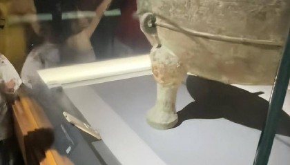 春秋青铜器展柜内,咋有一部手机?山西博物院:已上报领导正核查
